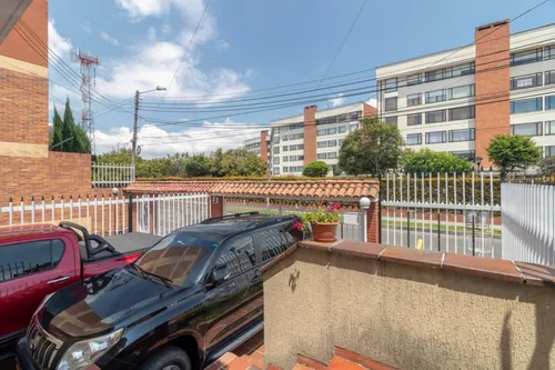 Casa En Venta En Niza 8. Cod V14654