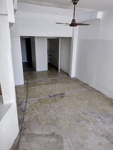 Oficinas En Liniers Con Multiples Salones Con Patio