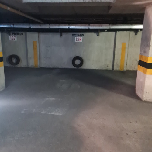 Amplio Estacionamiento Techado De 26 Mts. Ubicación Central