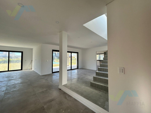 Casa En Venta 5 Amb En Altos De Campo Grande