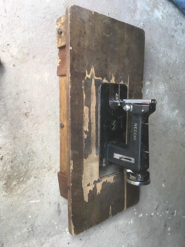 Imagen 1 de 1 de Máquina De Coser Vieja Necchi