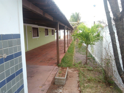 Terreno De 2.260m² Com 1 Casa E 8 Apartamentos Em Buzios