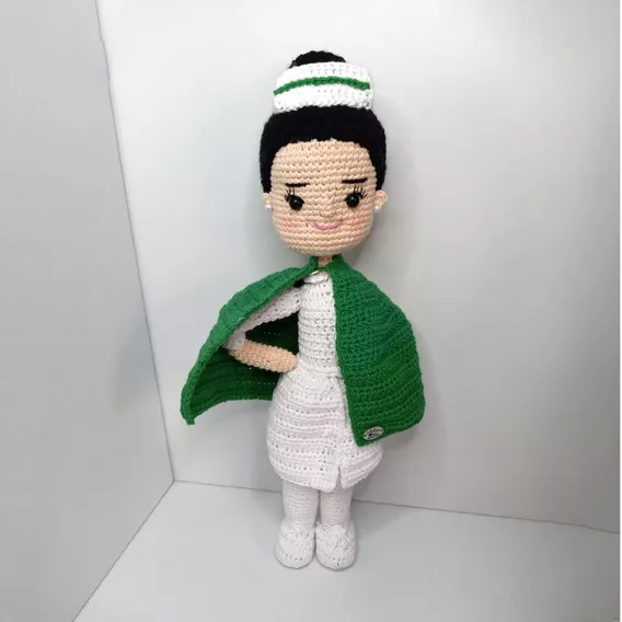 Muñeca Enfermera Tejida A Crochet De 40cms De Altura (verde)