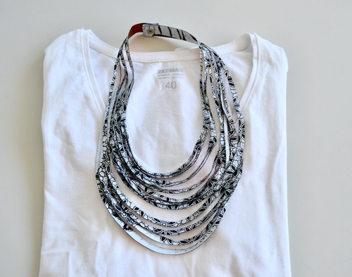 Imagen 4 de 6 de Collar Ondas Corto - Negro Y Blanco