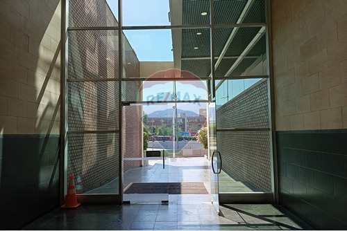 Oficina En Sector Comercial - Las Condes