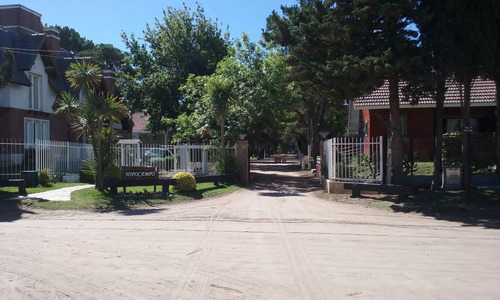 Casa En Venta - 3 Dormitorios 1 Baño - 200mts2 - Villa Gesell
