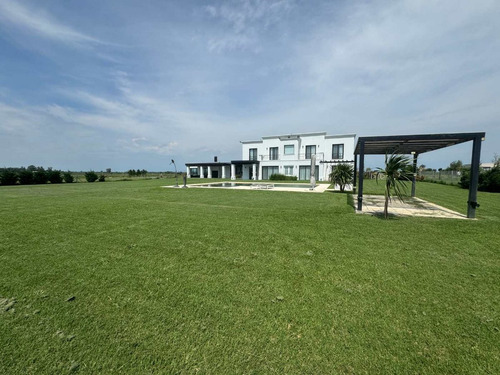 Casa En Venta En Chacras De Pergamino Con Pileta