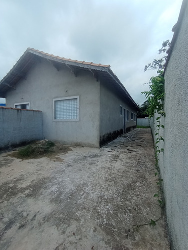 Casa 2 Dormitórios Em Bairro Residencial, Próximo A Comércios, Escolas, Transportes E Muito Mais!
