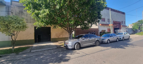 Casa Sobre 2 Lotes, Con Galpon, Ambientes Varios, Fondo Libre Con Amplio Jardin Lateral, Todo Parquizado, Con Medianeras Altas Propias Ficha 9850