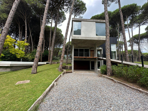 Departamento En Venta - 4 Dormitorios 2 Baños - 1.117mts2 - Carilo