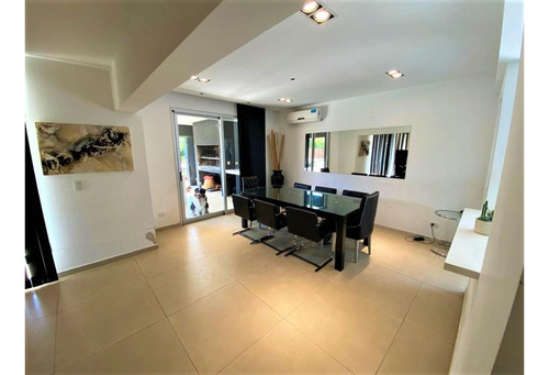 Impecable Casa 5 Ambientes. Digna De Ver