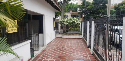 Casa Esquinera De Dos Pisos En Venta En La Flora Norte De Cali