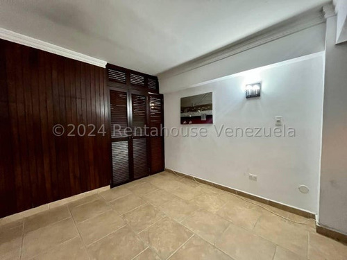 ## Se Vende Amplia Casa Semi Amoblada  En Los Cardones Barquisimeto ## 24-20520 Fcc ##