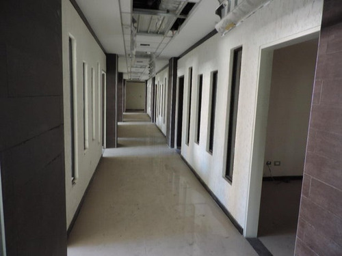 Edificio Ideal 24-18672 Para Funcionamiento De Clínica Y Oficinas En La Urbina