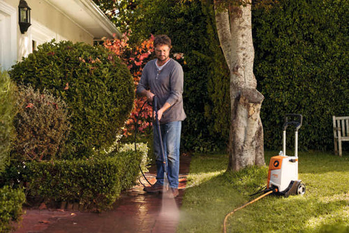 Lavadora de alta presión Stihl RE 110 blanca y naranja de 1,4 kW con 100 bar de presión máxima de 127 V