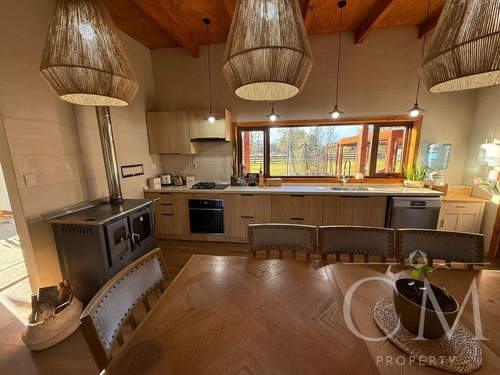 Hermosa Casa En Parcela De 8.000 M2 En Trafún.