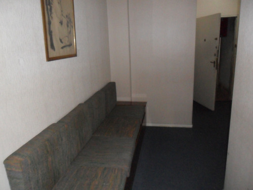 Imagen 7 de 16 de Amplia Oficina Al Frente, Con Recepción, 3 Despachos, Sala De Espera, Cocina, Baño Completo. Cochera Fija En El Subsuelo Del Edifcio.