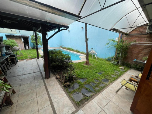 Casa En Venta - 5 Dormitorios 3 Baños - 300mts2 - Tres De Febrero