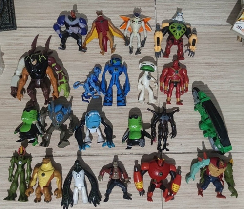 Lote 20 Bonecos E 1 Moto Ben 10 Action Figures (Usado)