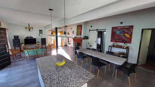 Casa De 4 Ambientes En Barrio Parque Udaondo A Mts De Illia