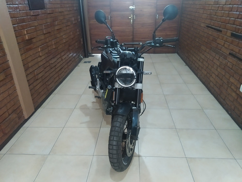 Imagen 2 de 6 de Husqvarna Svartpilen 401