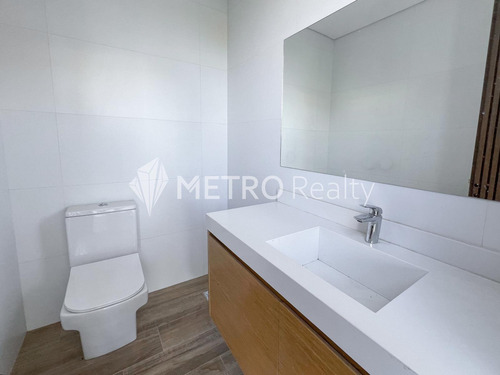 Casa En Venta Con 4 Suites Y Amarra En El Yacht, Nordelta