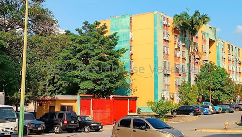 Maria Boraure Vende De Oportunidad Apartamento En Zona Oeste De Barquisimeto 24 1 5 2 3 1 Con Amplia Cocina De Mampostería Área De Servicio, Piso De Granito 