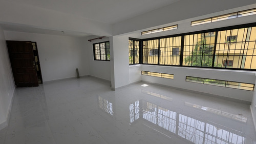 Apartamento De 3 Habitaciones En Evaristo Morales