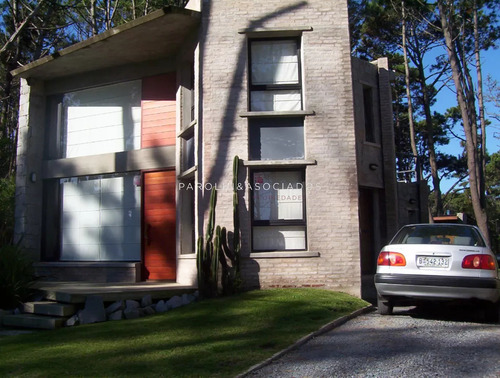 Hermosa Casa En Venta En Montoya, Punta Del Este.