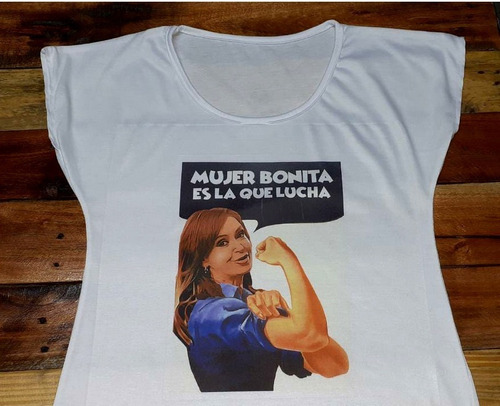 Remera Entallada Mujer Bonita Es La Q Lucha Kirchnerista Cfk