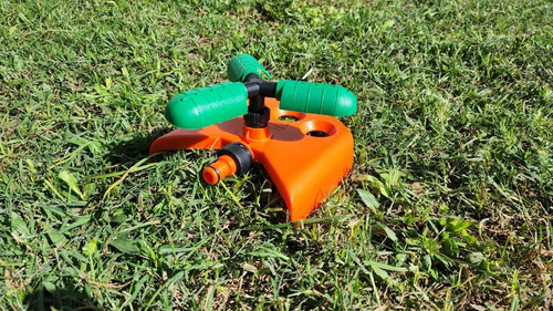 Imagen 4 de 8 de Aspersor Regador Con Base 3 Brazos Moviles H2201 Aquaflex