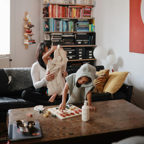 Poncho Y Toalla Mushie Para Bebés Y Niños De Algodón Orgánic Color Fog