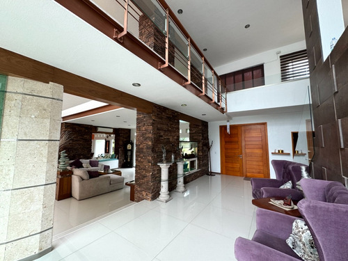 Residencia En Venta Con Alberca En Zapopan
