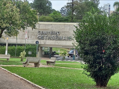 Jazigo Cemitério Gethsemani Morumbi.  Considerado O Cemitério Dos Artistas, Localizado Na Zona Nobre De São Paulo. Um Dos Cemitérios Mais Lindos E Aconchegantes Da Cidade.