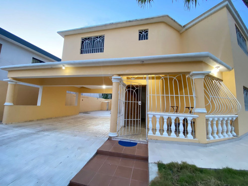 Casa En Venta De Dos Niveles En Los Rosales