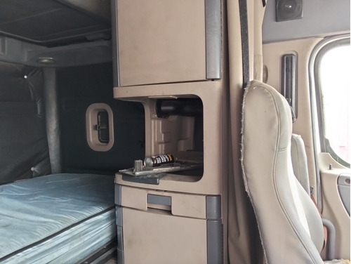 Camion Freightliner Cascadia Motor Amarrado
