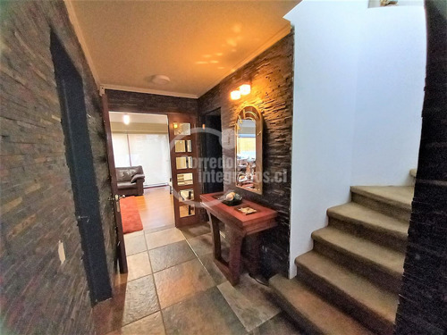 Casa En Venta De 5 Dorm. En La Florida