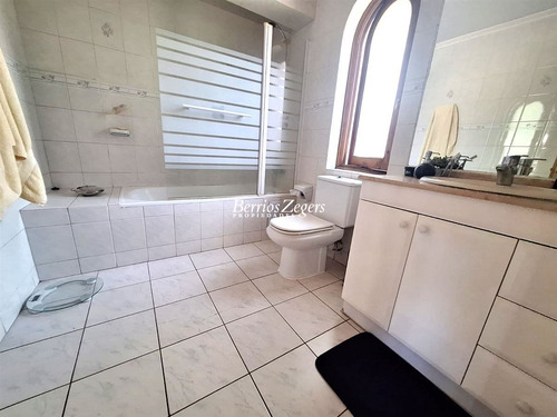 Casa En Venta De 4 Dorm 5 Baños, Sala De Estar Gran Vista