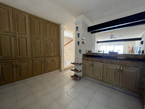 Casa Frente Al Mar En Venta En Merida F-215, 4 Rec. En Chicxulub $12,000,000