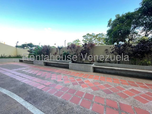 Maribel Morillo Asesor Inmobiliario De Rentahouse Vende; Elegante Apartamento;de 196m2 Con 4 Hab. Y 4 Baños; Piso En Marmol Y Cocina Moderna; Todo A Estrenar; Condominio Con Planta Al Este De Bqto