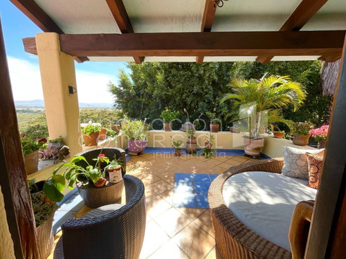Casa En Venta En Huertas La Joya, Estilo Campestre, Con 4 Recámaras