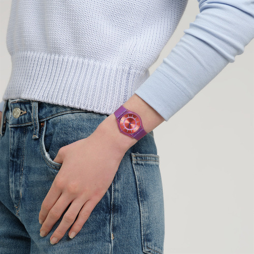 Reloj Swatch Sweet Strawberry Dream Ss08v108 Correa Púrpura Bisel Púrpura Fondo Rojo