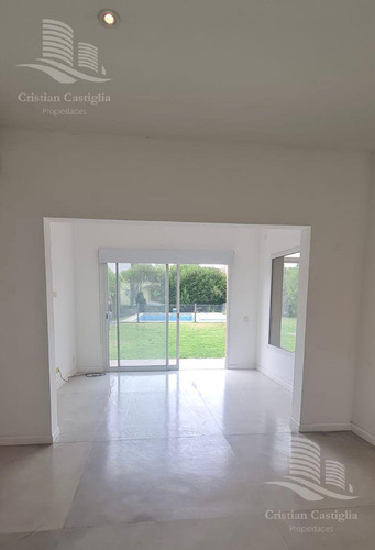Casa En Venta San Isidro Labrador - 5 Ambientes Con Dependencia De Servicio
