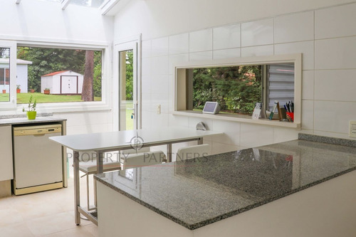 Imagen 8 de 15 de Impecable Casa Para Vivir Todo El Año, A Pasos De Punta Shop