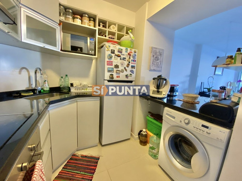 Imagen 4 de 14 de Venta De Apartamento De 2 Dormitorios En Edificio Icon Brava Punta Del Este