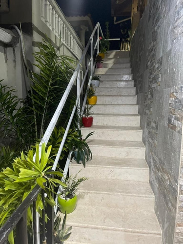 Imagen 9 de 30 de Casa De 3 Niveles Con Piscina En Santo Domingo