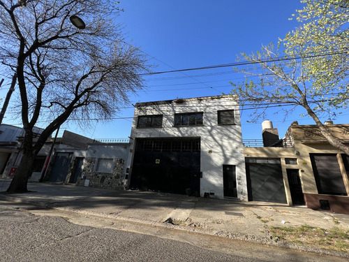 Venta Galpón Con Oficina Barrio Azcuenaga Permuta Excelente Estado