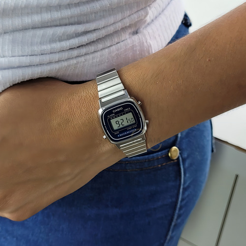 Relógio Casio Feminino Digital Vintage La670wa-2d Pulseira Prata Bisel Azul Fundo Lcd Positivo
