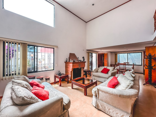 Casa En Venta En Camino Real Con 3 Habitaciones.