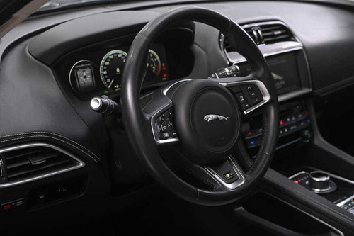 Imagem 8 de 15 de Jaguar F-pace R-sport V6 3.0 S/c 340cv Awd C/teto (blindado)